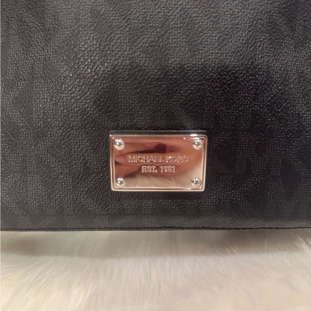 Michael By Michael Kors black Leather messenger bag. - Picture 3 of 6